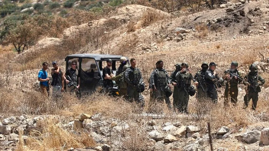 مستوطنون إسرائيليون يصيبون فلسطينيين اثنين